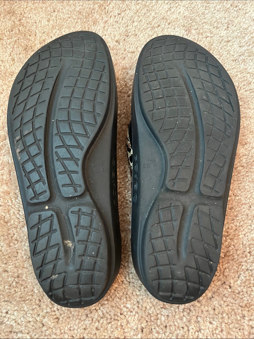 OOFOS Leopard Flip Flops - Picture 5 of 6